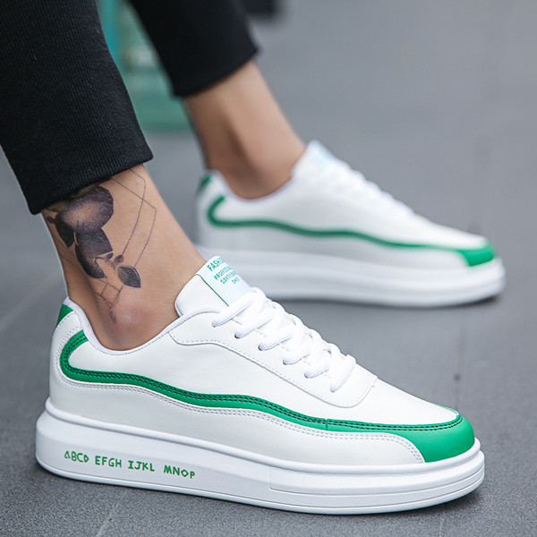 Műbőrből készült férfi tornacipő világos színű felirattal