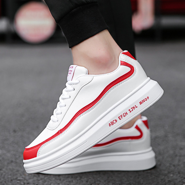 Műbőrből készült férfi tornacipő világos színű felirattal