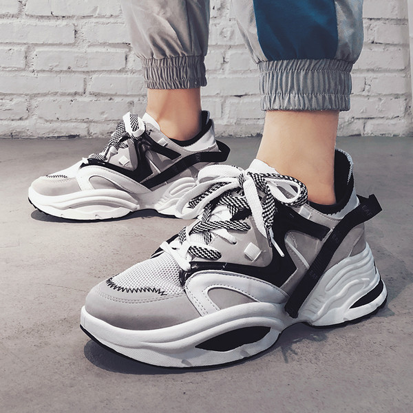 Tenisi de barbati actuali cu talpa aspra in mai multe culori