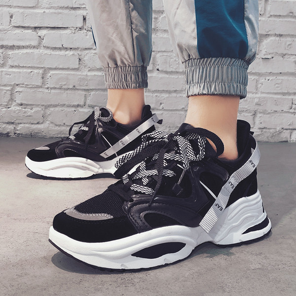 Tenisi de barbati actuali cu talpa aspra in mai multe culori