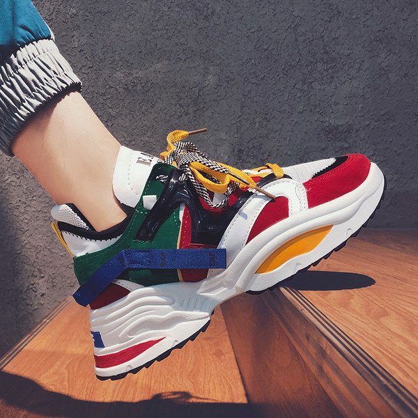 Tenisi de barbati actuali cu talpa aspra in mai multe culori