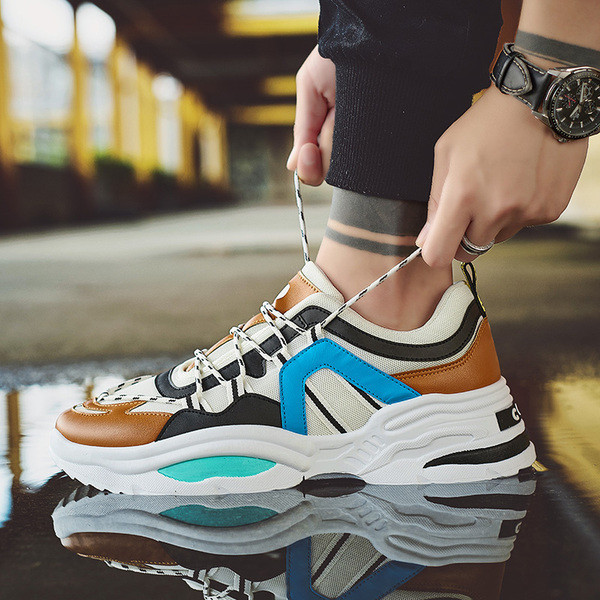 Színes férfi tornacipő durva talppal és fűzővel