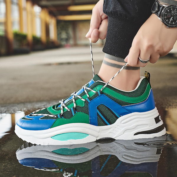 Színes férfi tornacipő durva talppal és fűzővel