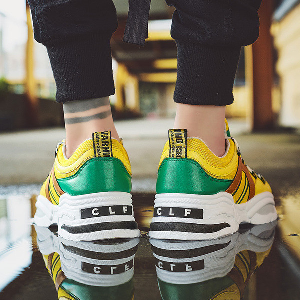 Színes férfi tornacipő durva talppal és fűzővel