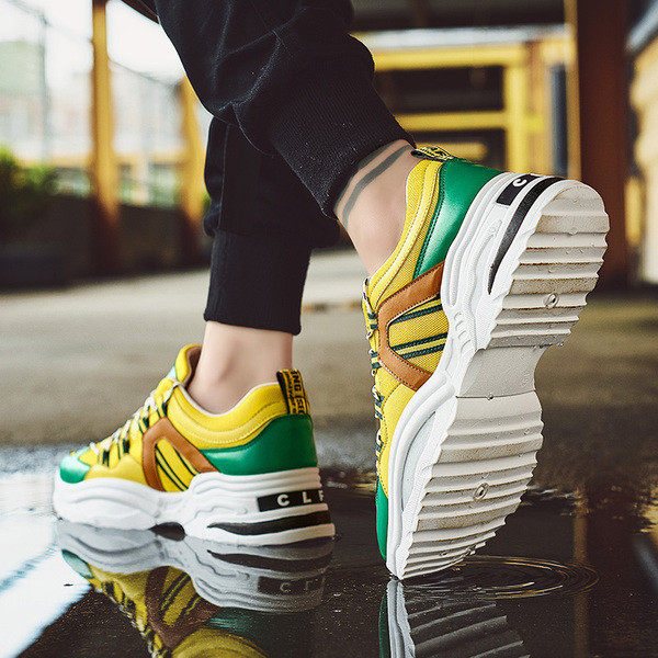 Színes férfi tornacipő durva talppal és fűzővel