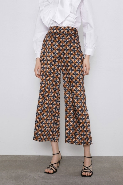 Pantaloni largi cu lungimea de 7/8 si model cu model