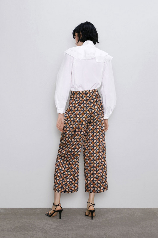 Pantaloni largi cu lungimea de 7/8 si model cu model