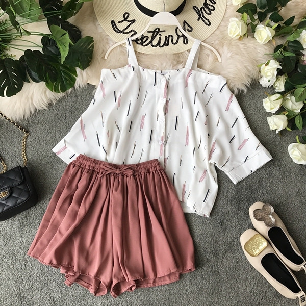 Set modern de pantaloni scurți și bluză de damă