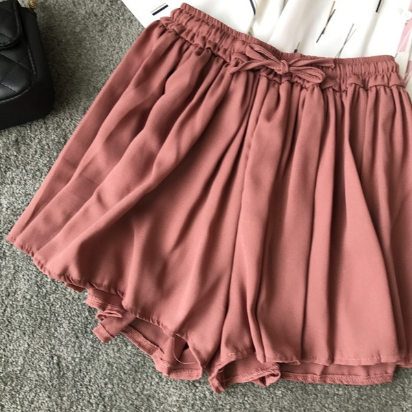 Set modern de pantaloni scurți și bluză de damă