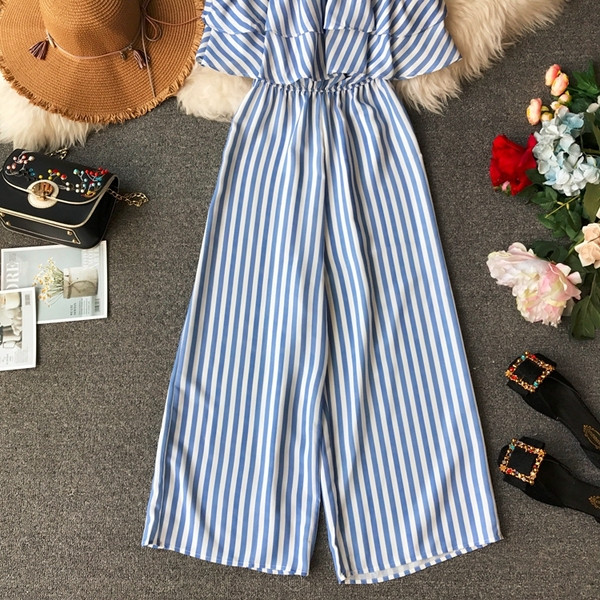 Salopetă de damă modernă în carouri de culoare albastră