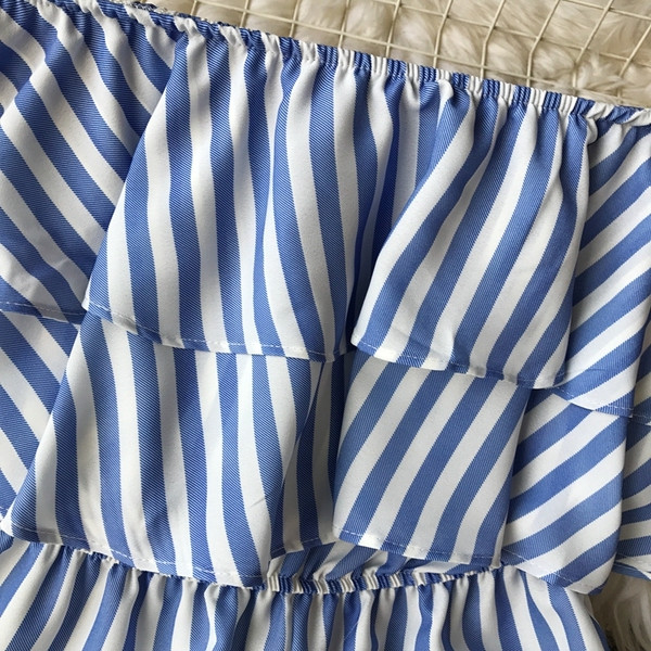 Salopetă de damă modernă în carouri de culoare albastră