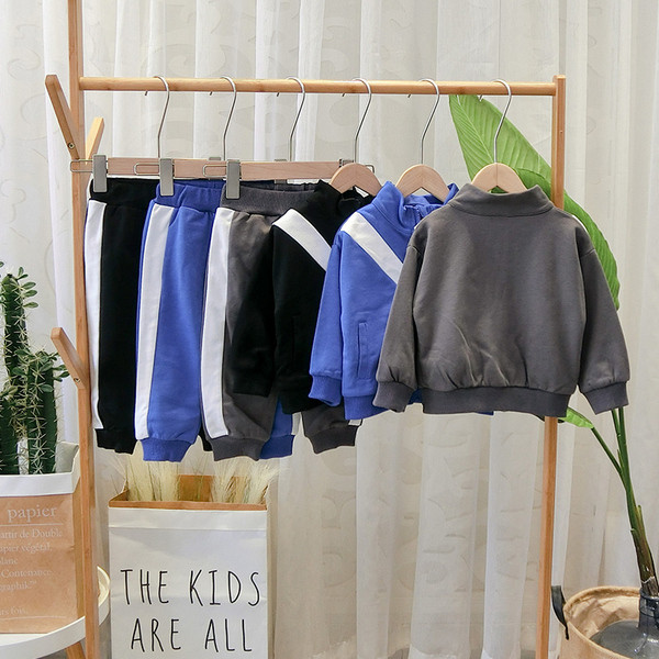 Sportos gyerek szett fiúknak két részből áll - több színben