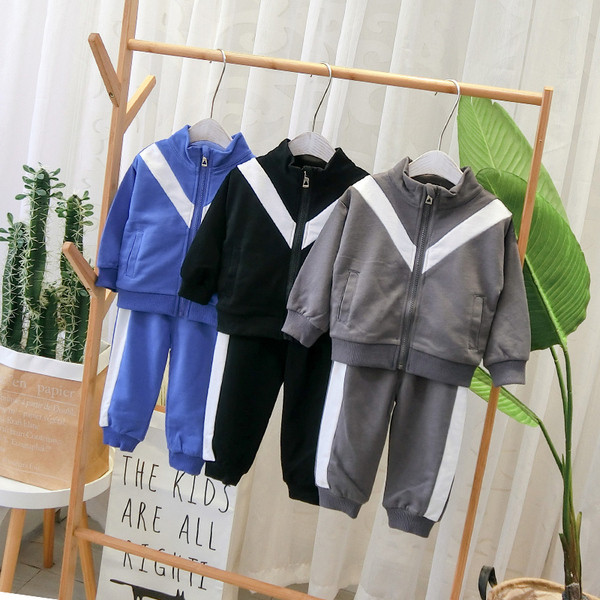 Sportos gyerek szett fiúknak két részből áll - több színben