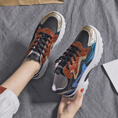 Durva talpú, fényes hatású női tornacipő több színben