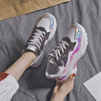 Durva talpú, fényes hatású női tornacipő több színben