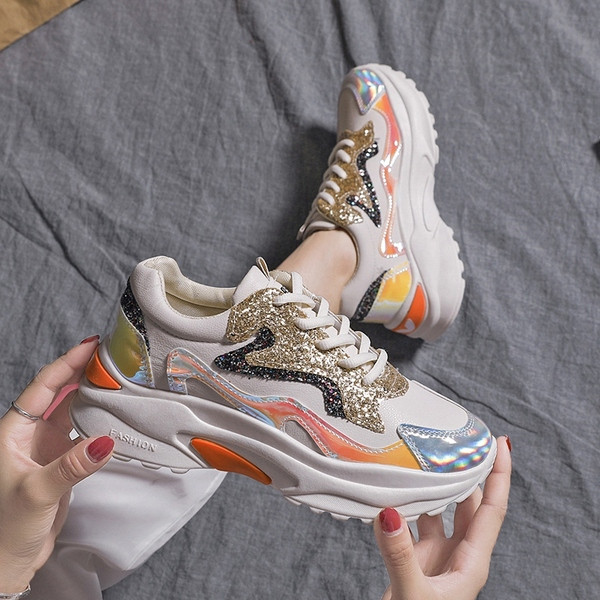 Durva talpú, fényes hatású női tornacipő több színben