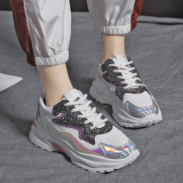 Durva talpú, fényes hatású női tornacipő több színben