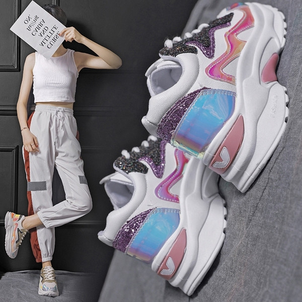 Durva talpú, fényes hatású női tornacipő több színben