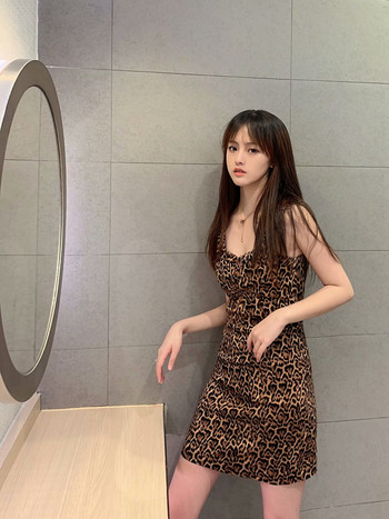 Rövid női ruha vékony pántokkal, állatmintával