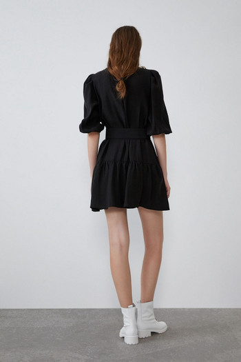 Rochie scurtă cu curea de culoare neagră