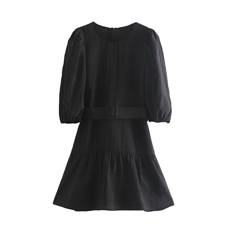 Rochie scurtă cu curea de culoare neagră