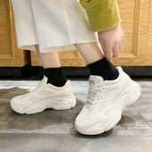 Alkalmi női tornacipő magas talppal, fehér és bézs színben