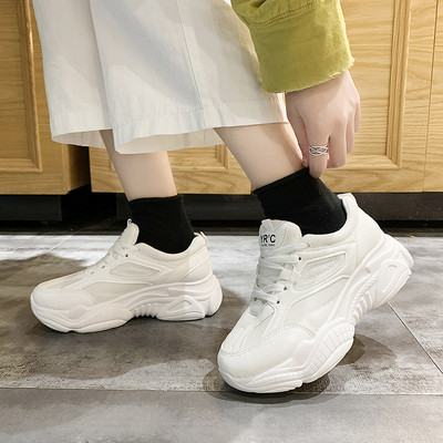 Alkalmi női tornacipő magas talppal, fehér és bézs színben