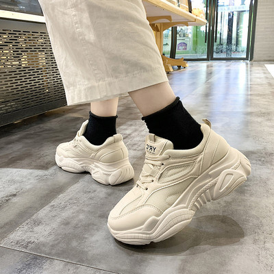 Alkalmi női tornacipő magas talppal, fehér és bézs színben