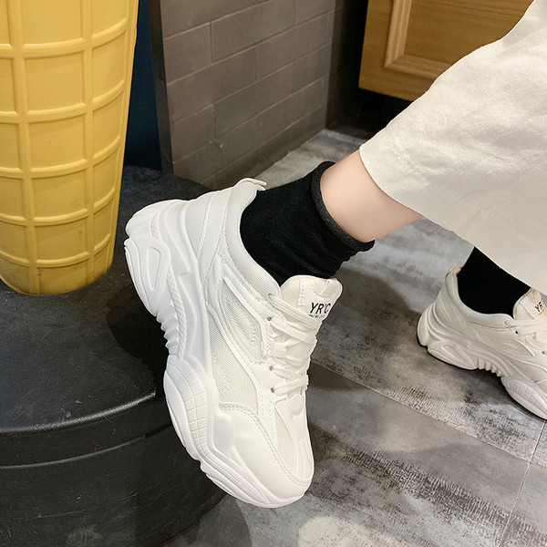 Alkalmi női tornacipő magas talppal, fehér és bézs színben