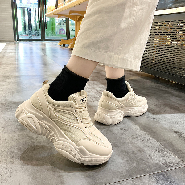 Alkalmi női tornacipő magas talppal, fehér és bézs színben