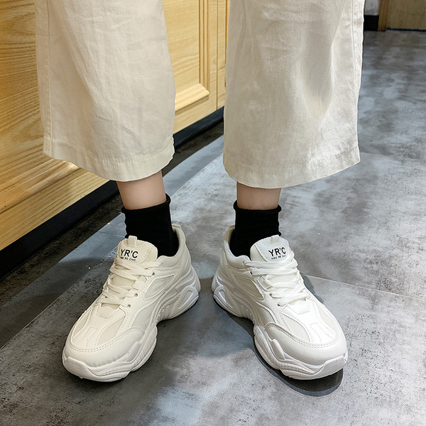 Alkalmi női tornacipő magas talppal, fehér és bézs színben