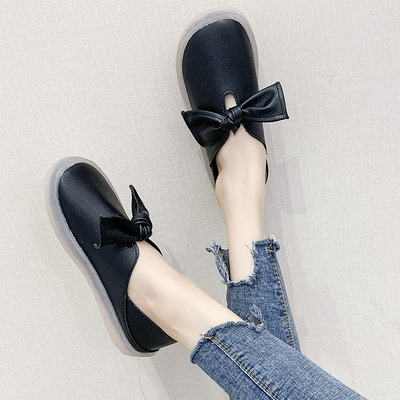 Eko bőrből készült alkalmi női cipő fehér és fekete szalaggal