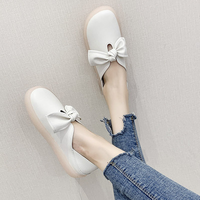 Eko bőrből készült alkalmi női cipő fehér és fekete szalaggal