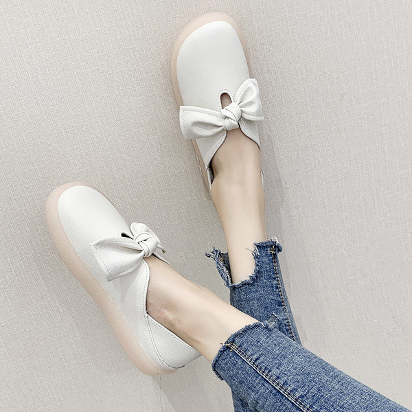 Eko bőrből készült alkalmi női cipő fehér és fekete szalaggal