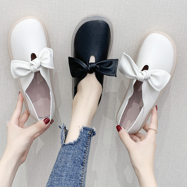 Eko bőrből készült alkalmi női cipő fehér és fekete szalaggal