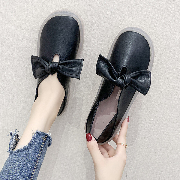 Eko bőrből készült alkalmi női cipő fehér és fekete szalaggal