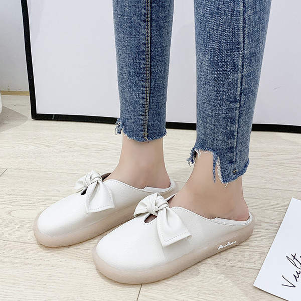 Eko bőrből készült alkalmi női cipő fehér és fekete szalaggal