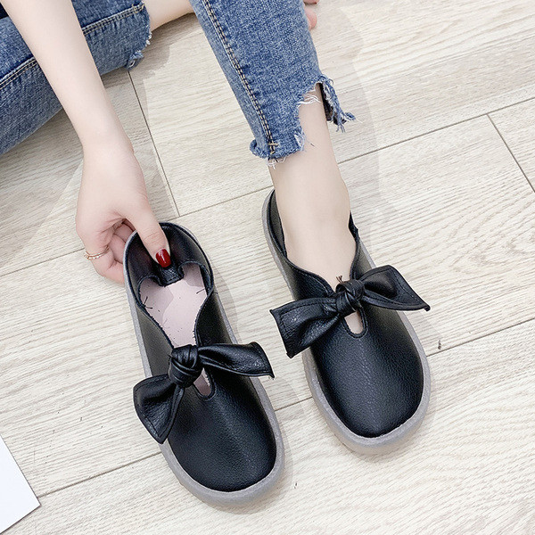 Eko bőrből készült alkalmi női cipő fehér és fekete szalaggal