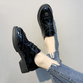 Stílusos női cipő fűzős és fém elemekkel két színben