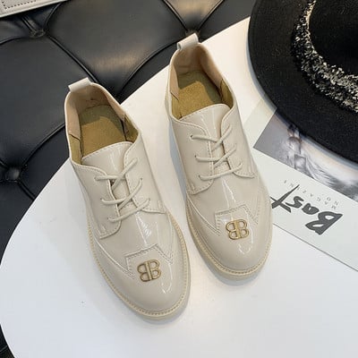 Stílusos női cipő fűzős és fém elemekkel két színben