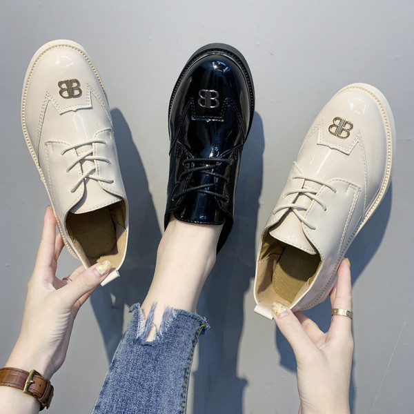 Stílusos női cipő fűzős és fém elemekkel két színben