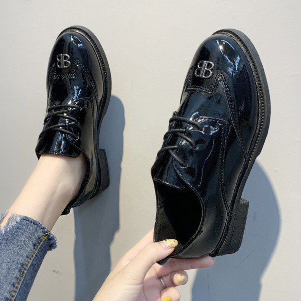 Stílusos női cipő fűzős és fém elemekkel két színben