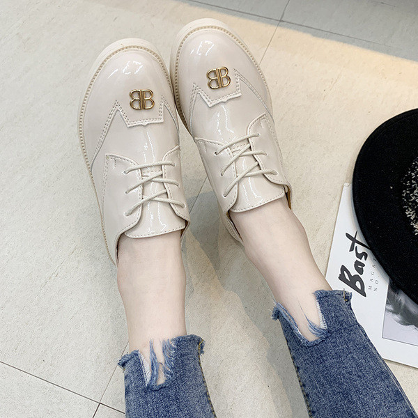 Stílusos női cipő fűzős és fém elemekkel két színben