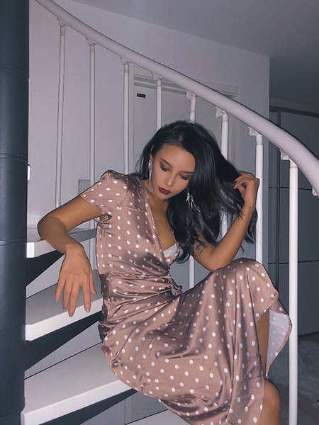 Aktuális női ruha rövid pöttyös ujjakkal