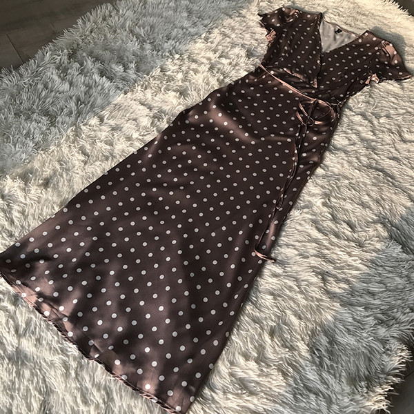 Aktuális női ruha rövid pöttyös ujjakkal