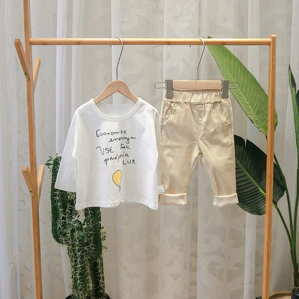 Modern gyereknadrág fiúknak fehér, fekete, barna és szürke színben