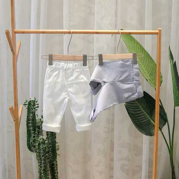 Modern gyereknadrág fiúknak fehér, fekete, barna és szürke színben