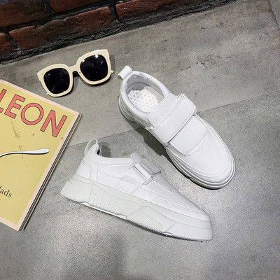 Női sportcipő fehér és bézs matricákkal