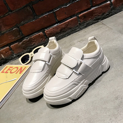 Női sportcipő fehér és bézs matricákkal