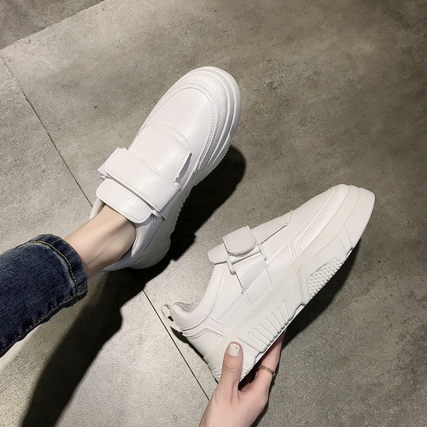 Női sportcipő fehér és bézs matricákkal